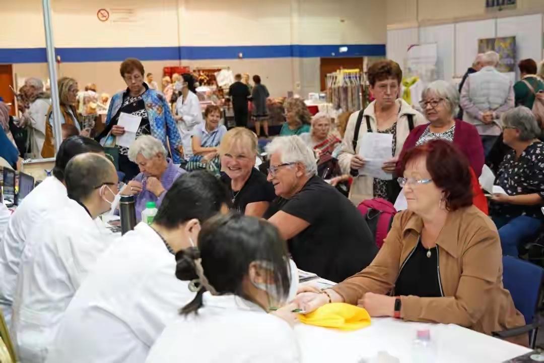 大量外国人涌入中国！不是来旅游，而是来抢占中国廉价的医疗资源外国人不远万里来