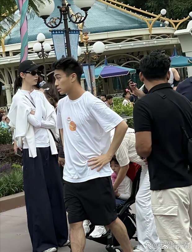 奚梦瑶何猷君一家四口出门，要带两个阿姨两个保镖，带娃依旧很累​​​