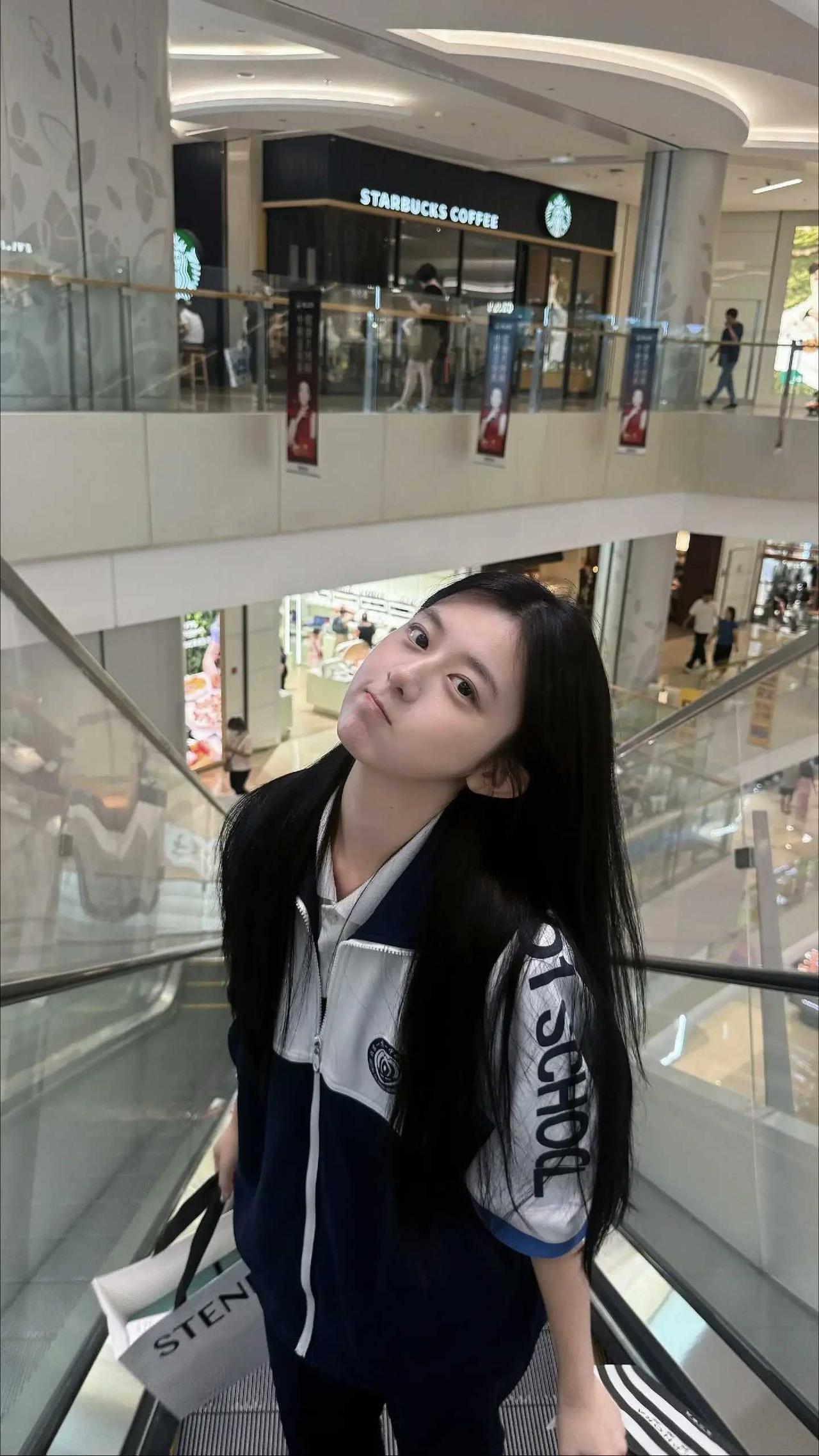 高中生的皮肤真就是水灵灵的