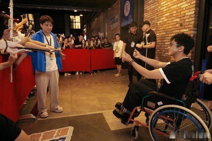 比邓超还E的人出现了第一次见这么热情的粉丝，把邓超衬得都像i人了[捂脸哭][笑cr