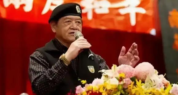 高安国，一个八十二岁的老人，从军一辈子，退役时是台陆军中将。到了这个岁数，本该在