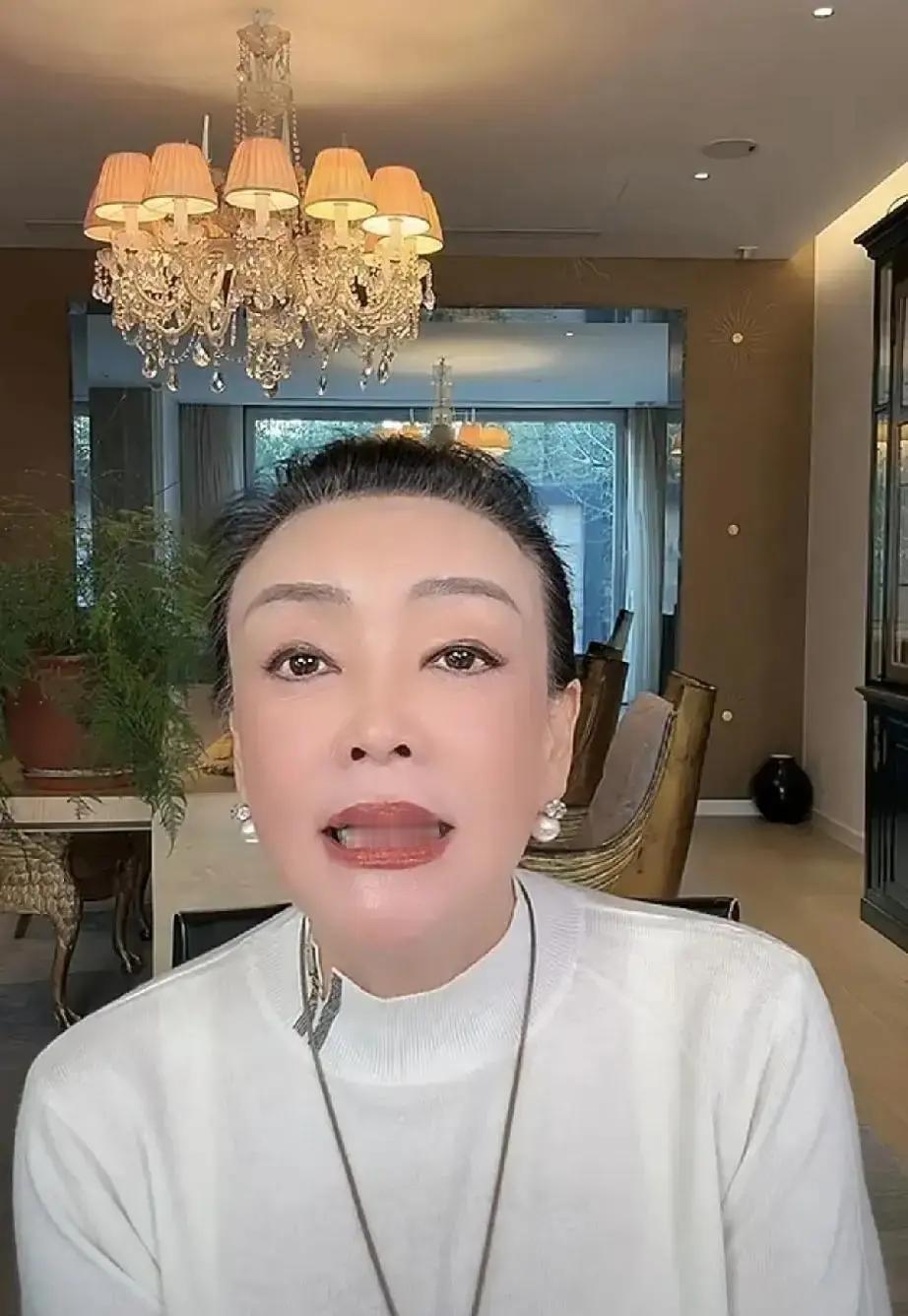 汪小菲半夜连发十几条动态，语气又冲又乱，说什么受够了没人懂他，看着像情绪崩了。