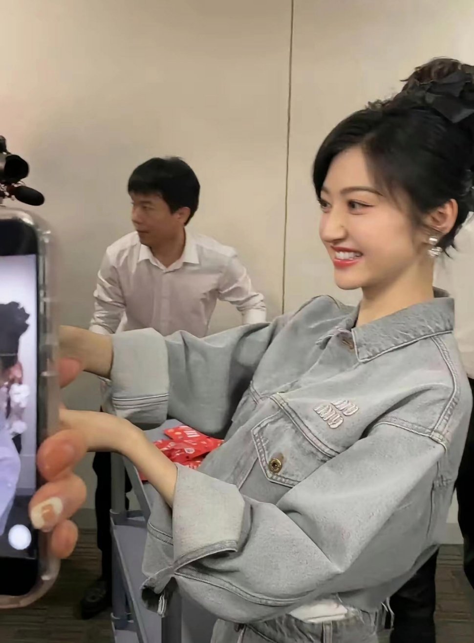 景甜现实中老吓人了……原相机拍都白得发光，一直觉着她好看，没想到真人更美，惊到我