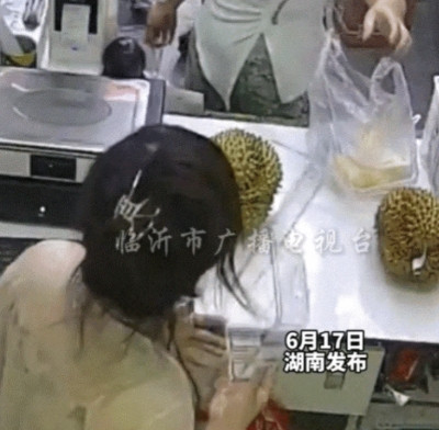 太过分了！6月17日，湖南，妈妈带着两个孩子去水果店买水果，看到剥好的榴莲，就给