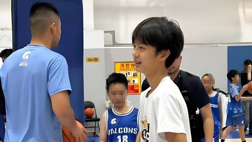 孙俪的“娘娘”气质真是遗传力惊人，她的儿子竟然长得像极了《甄嬛传》里的甄嬛。年仅