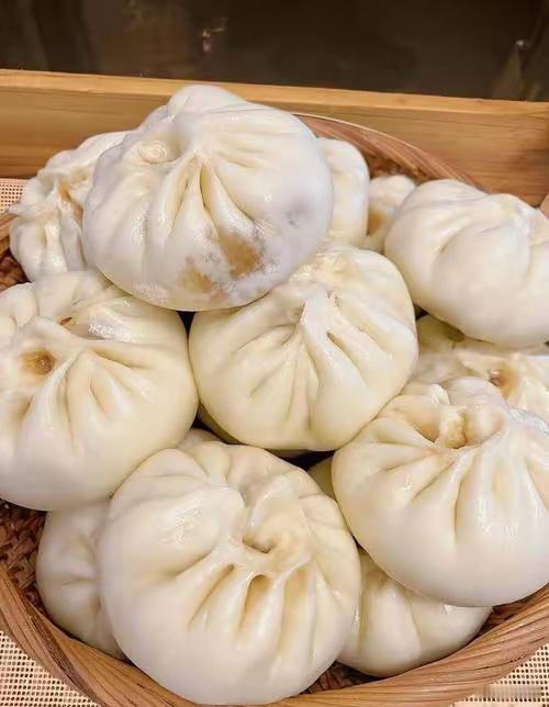 有的人不但不要脸，连皮都不要了！早餐店来了一个大爷，买了两个包子，六元钱，给了我
