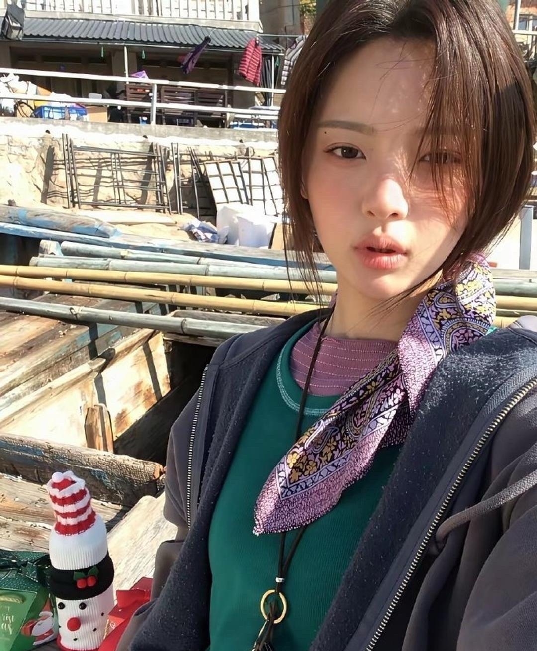 杨超越居然把这么丑的衣服穿出了一种古着感，果然美女就是批麻袋都能出片的​​​
