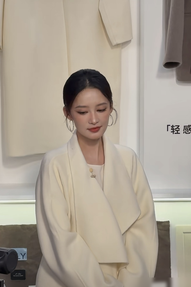 李沁往那一站，旁边李一桐白鹿的对比帖直接炸了。都说三人撞脸，结果生图一拉出来，压根不是一回事。李沁是