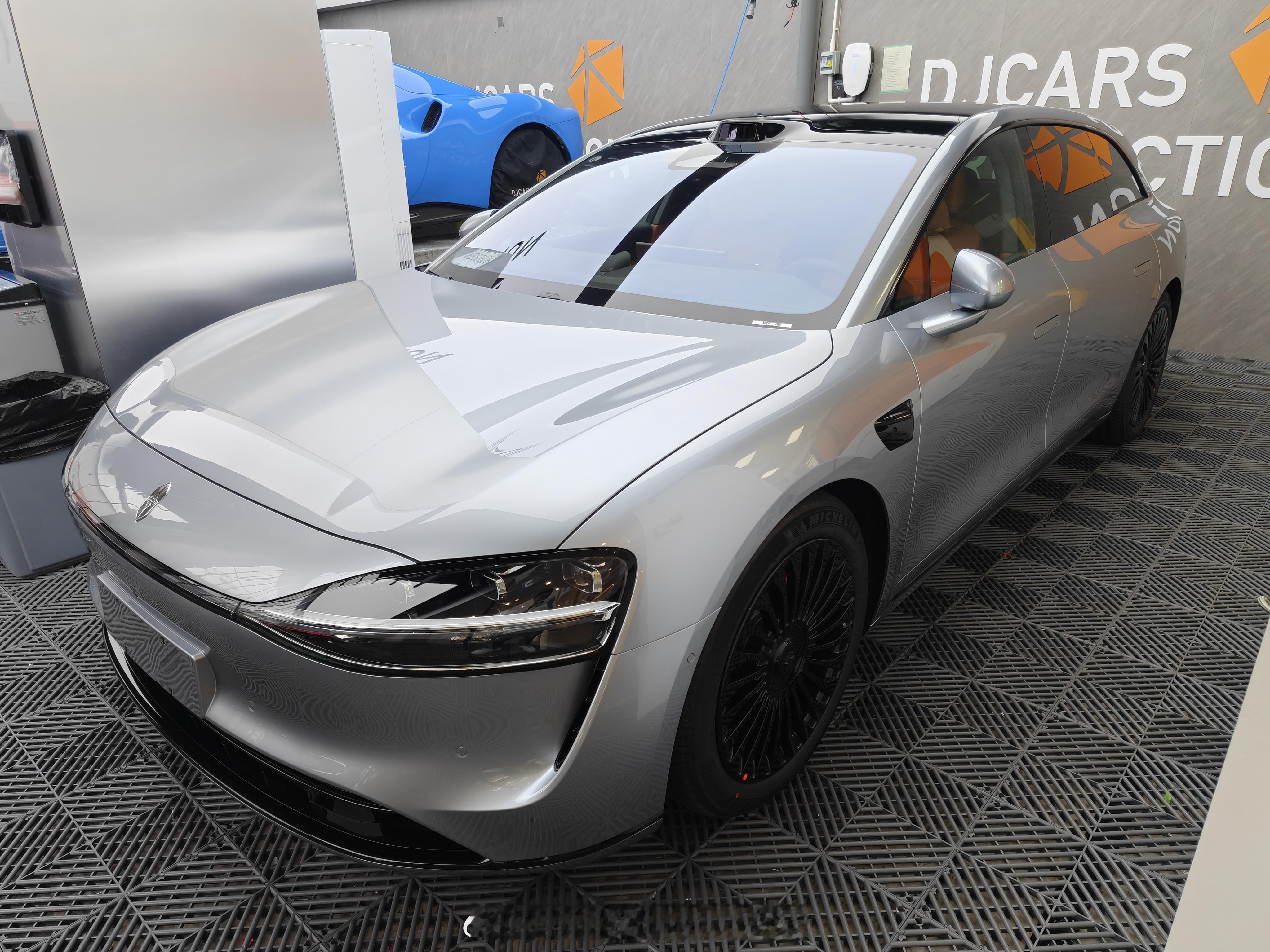 享界S9T都提车来贴膜了[捂眼睛]这颜色蛮有质感而且界系列新logo明显显高级​