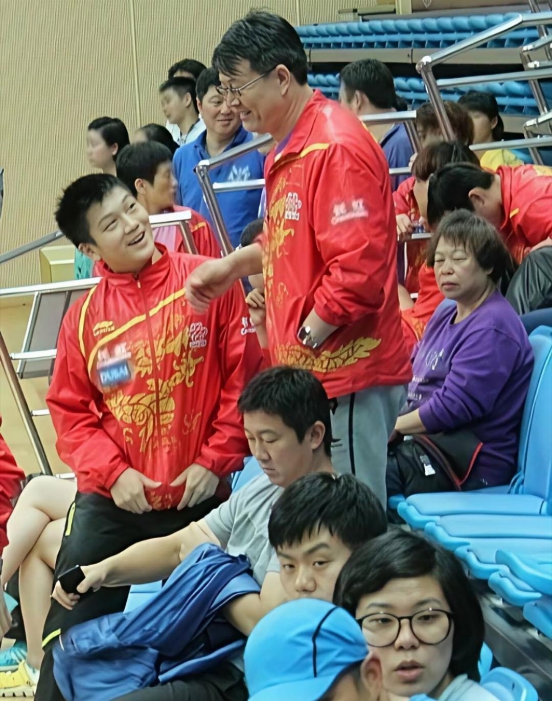 少年时候的樊振东看人简直心都要化了，满眼都是你，难怪吴敬平一直那么护着小胖，这个