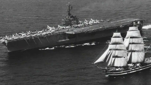 1962年，美国“独立号”航空母舰在海上遇见了一艘意大利老式帆船“亚美利哥·维斯