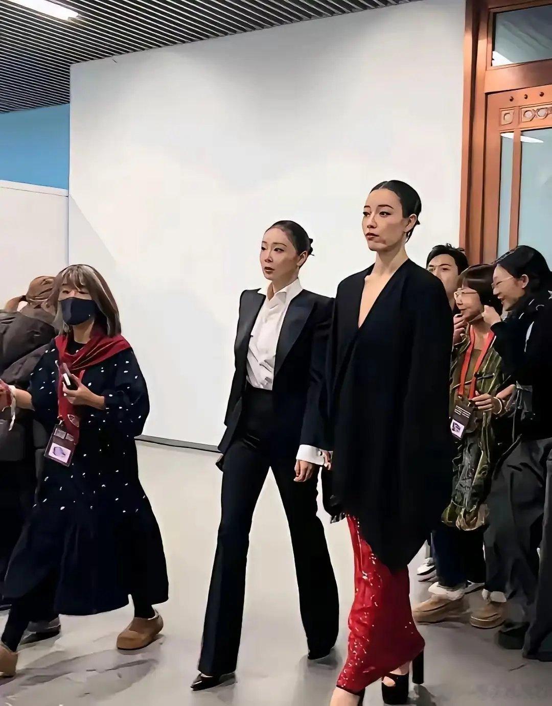 倪妮和高叶同框确实有点做作了倪妮身高1.7米高叶身高1.68米