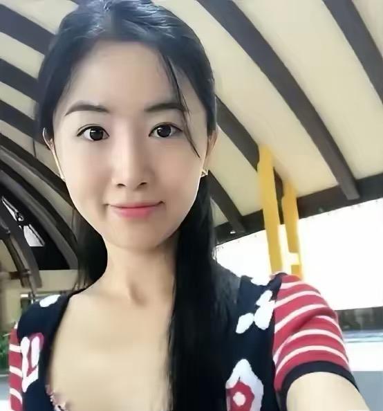 翟欣欣的确很漂亮！身高170体重49公斤，还是北交大硕士，父母也都是高知。在