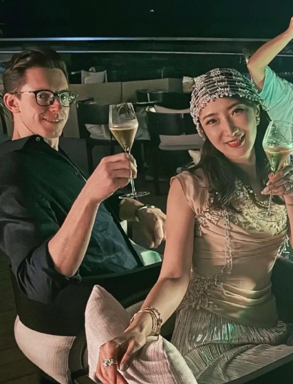 陈赫前妻在沙特过生日，39岁许婧和老公十指紧扣，男方185有胸肌，值了！