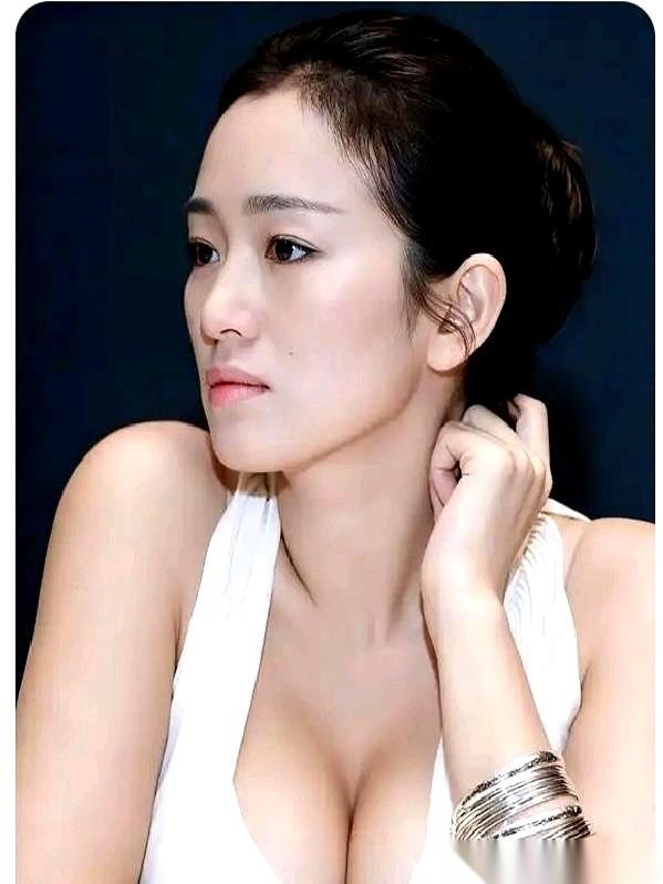 说到张艺谋，就绕不开一个巩俐。后来，他镜头下的女主角换了一批又一批，章子怡、周