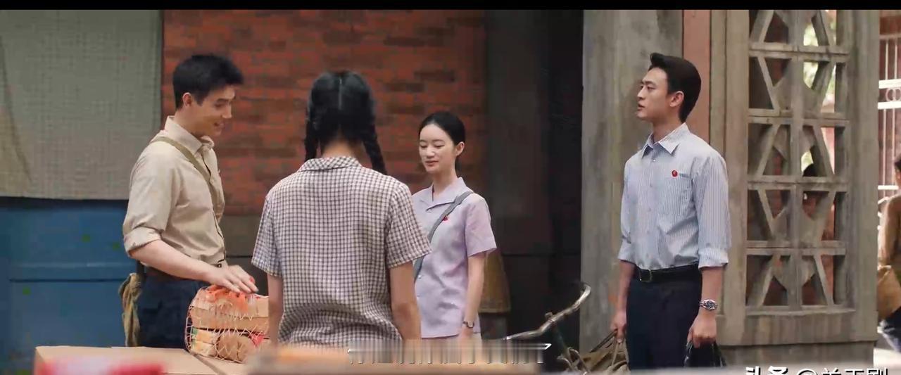 他为了留住妻子，用一场精心设计的病。你看他顺势把姐姐给的钱转手塞到媳妇手里，那