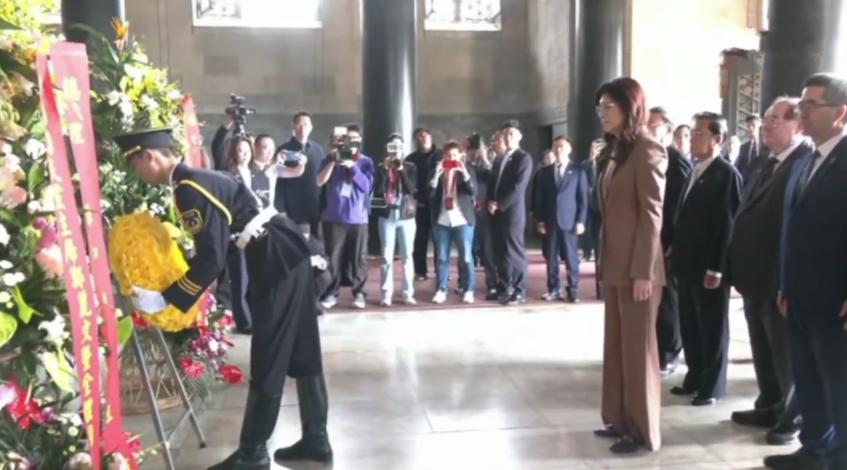 高清镜头下的郑丽文，站在先生的雕像前，一改往日大大咧咧的形象，一下子变得严肃又认