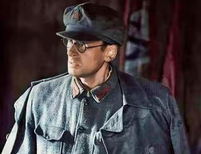 1932年，李德来到中国，成为红军的军事顾问。来到中央苏区不久，33岁的李德便耐