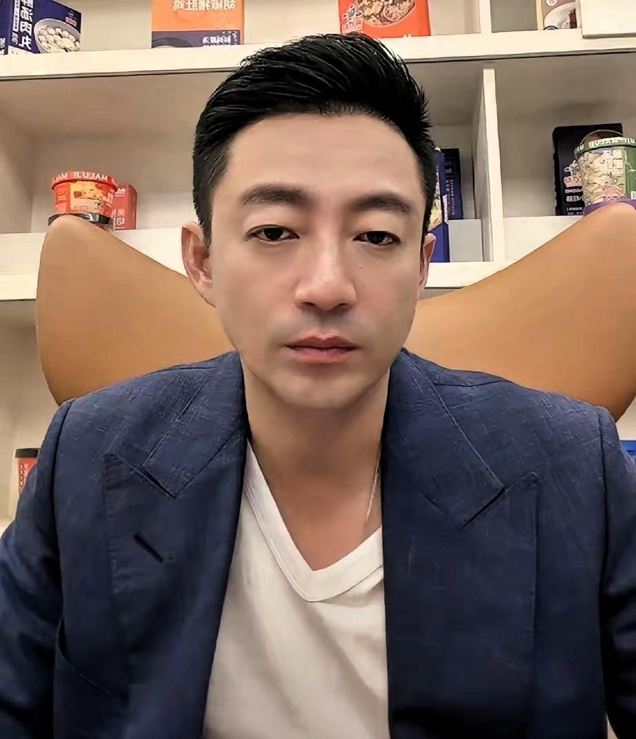 大家都看到了，吵得挺凶的，关于孩子教育，各种声音都有，有人觉得小菲做得对，有人觉