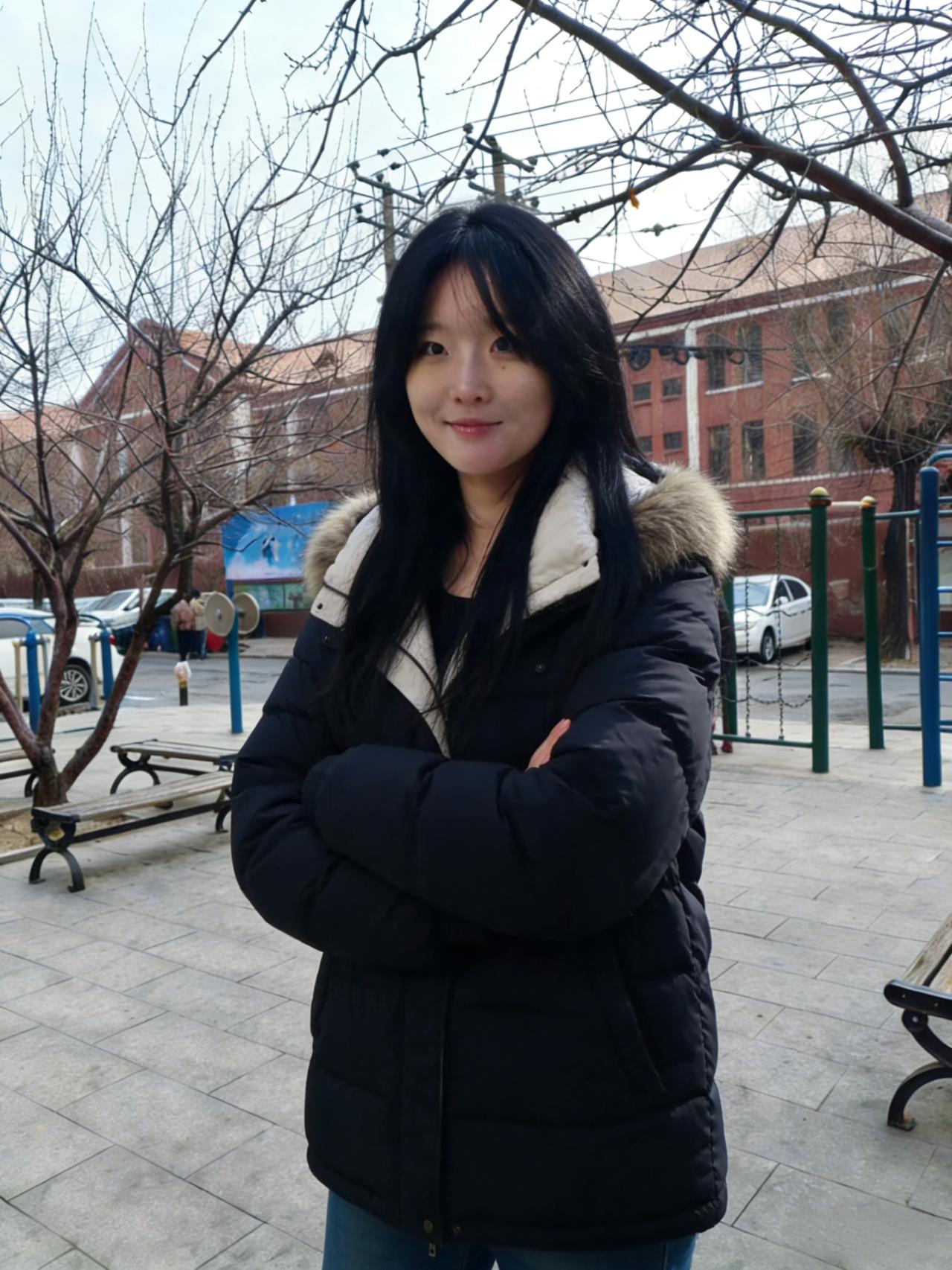 黑袄轻裁映晓光，寒枝疏处立红墙。嫣然一笑春风近，不借梅花半点香。