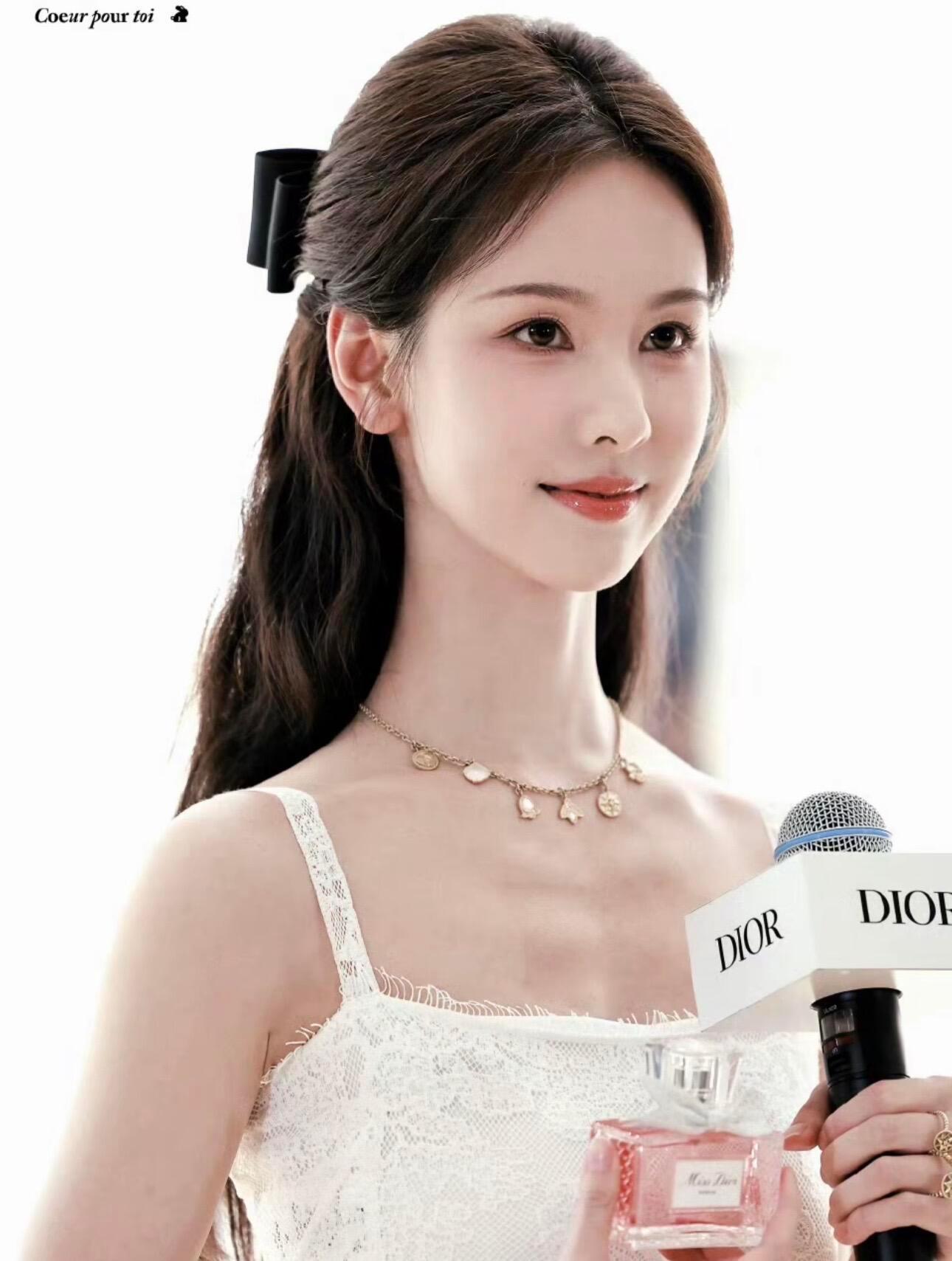 好感陈都灵是一件特别容易的事！看到她总会想起淡妆浓抹总相宜这句诗。最初见到这样一