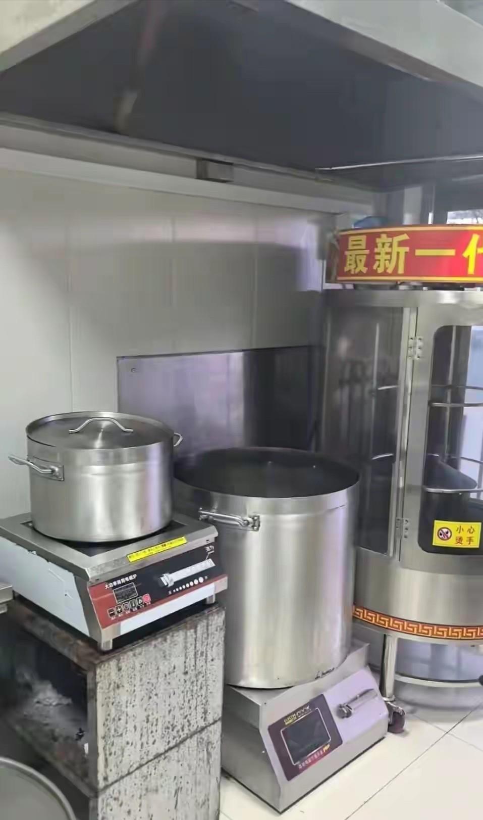 河南周口，男子开鸭货店，遇有关人员上门做环保检查，对方要求把2个电灶撤了，男子说