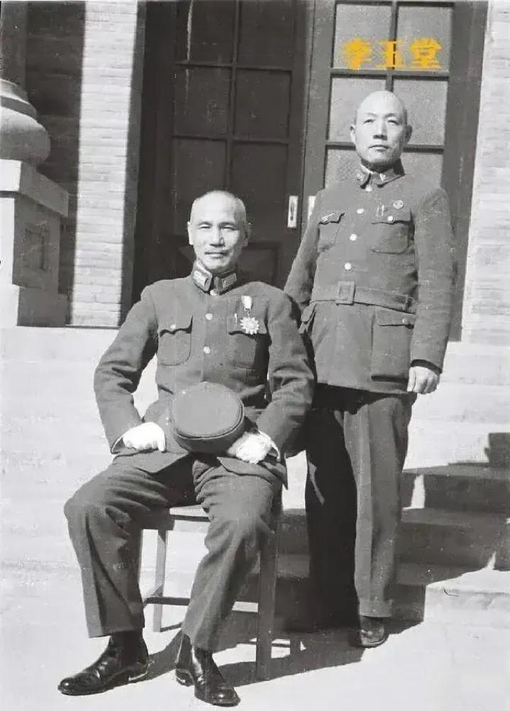 1946年，蒋校长与第10军军长李玉堂的合影，当时抗战胜利不久，李玉堂因为在三次