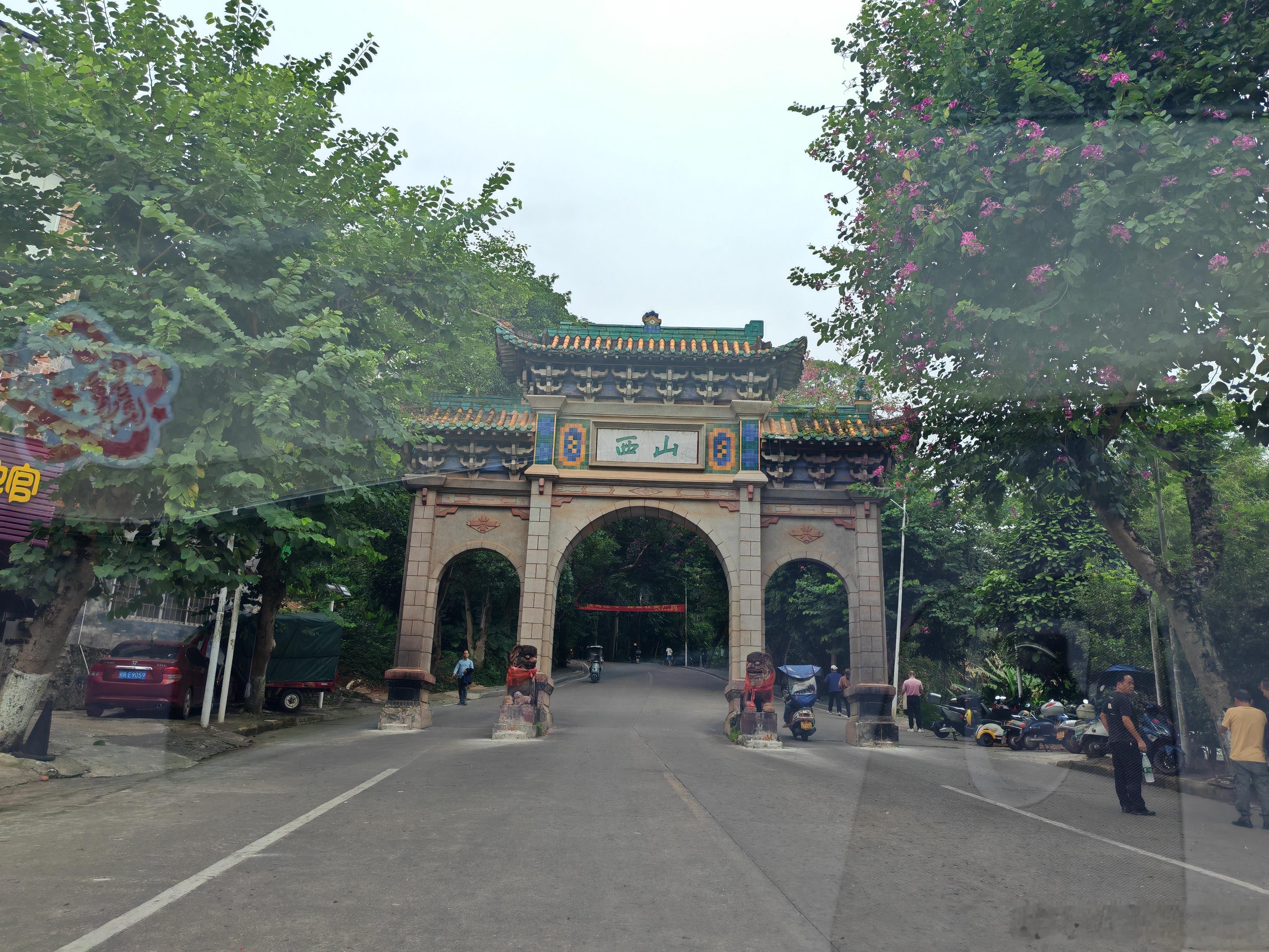 重阳节带家人登高，老人年纪大了，腿脚不便，只能坐缆车上去。第一次爬桂平西山，这里