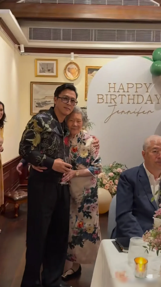 62岁的甄子丹给岳母过生日，合照一出来，全网都愣住了。岳母穿红白花纹上衣，卷发披肩，皮肤紧得能反光，