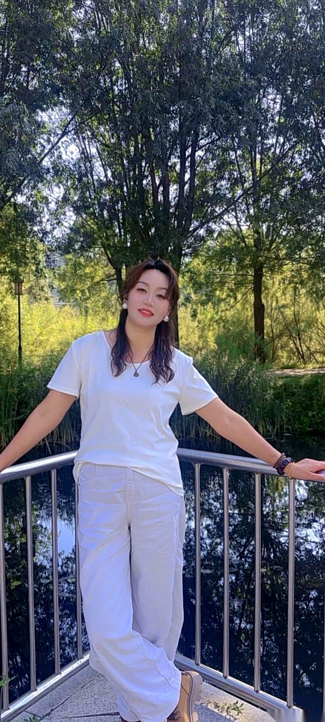 “你家那么富裕，给一万块钱够干啥？！”哥哥冷着脸，连看都没看桌上那一沓红票子。