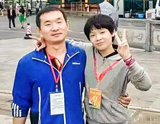 蒯曼现在怎么看她的爸爸。这位老兄情商堪忧，背地里说说也就罢了，还在网上直播对林