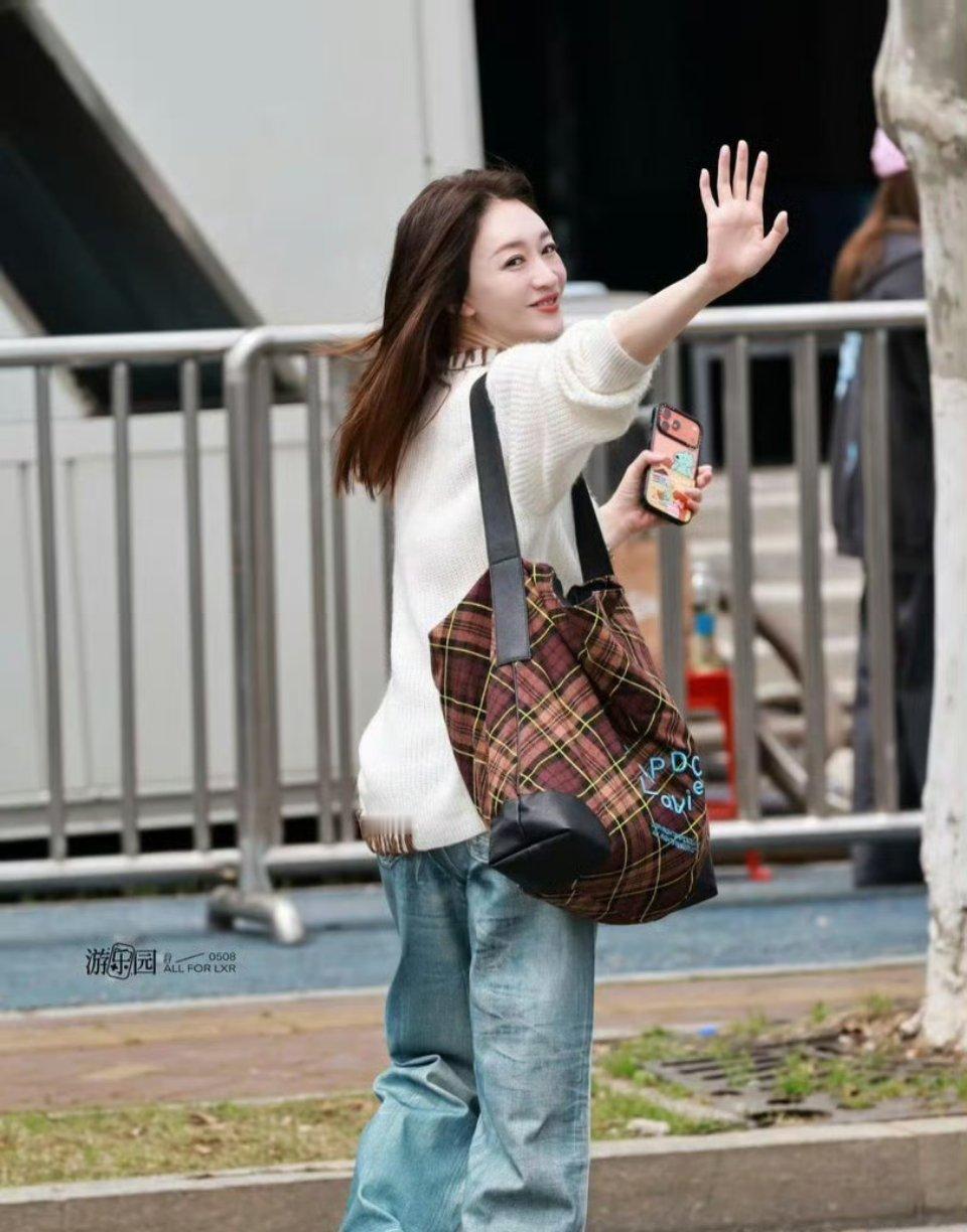 李小冉明明已经50岁了，为什么看起来还像是少女，这简直逆天了