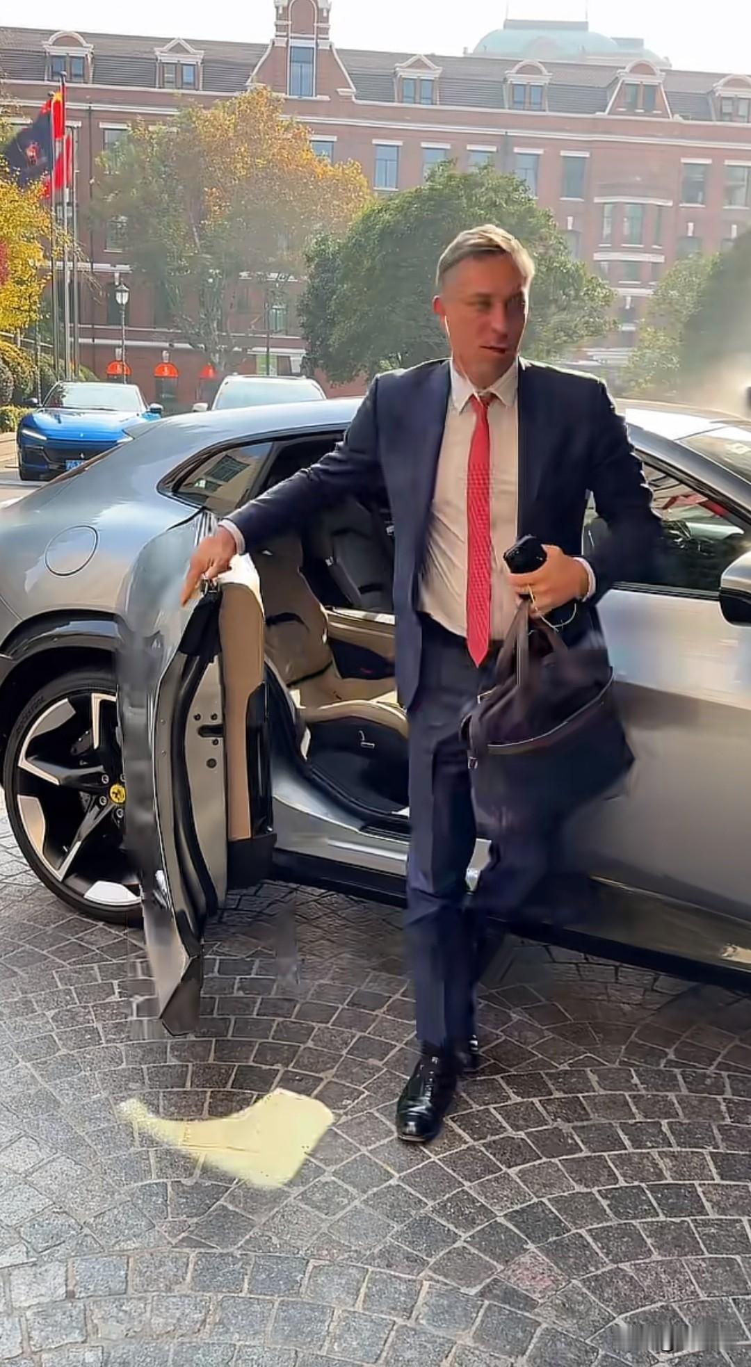 网友偶遇法拉利大中华区杨跃思乘坐Purosangue上下班。这个车型中国很少，一