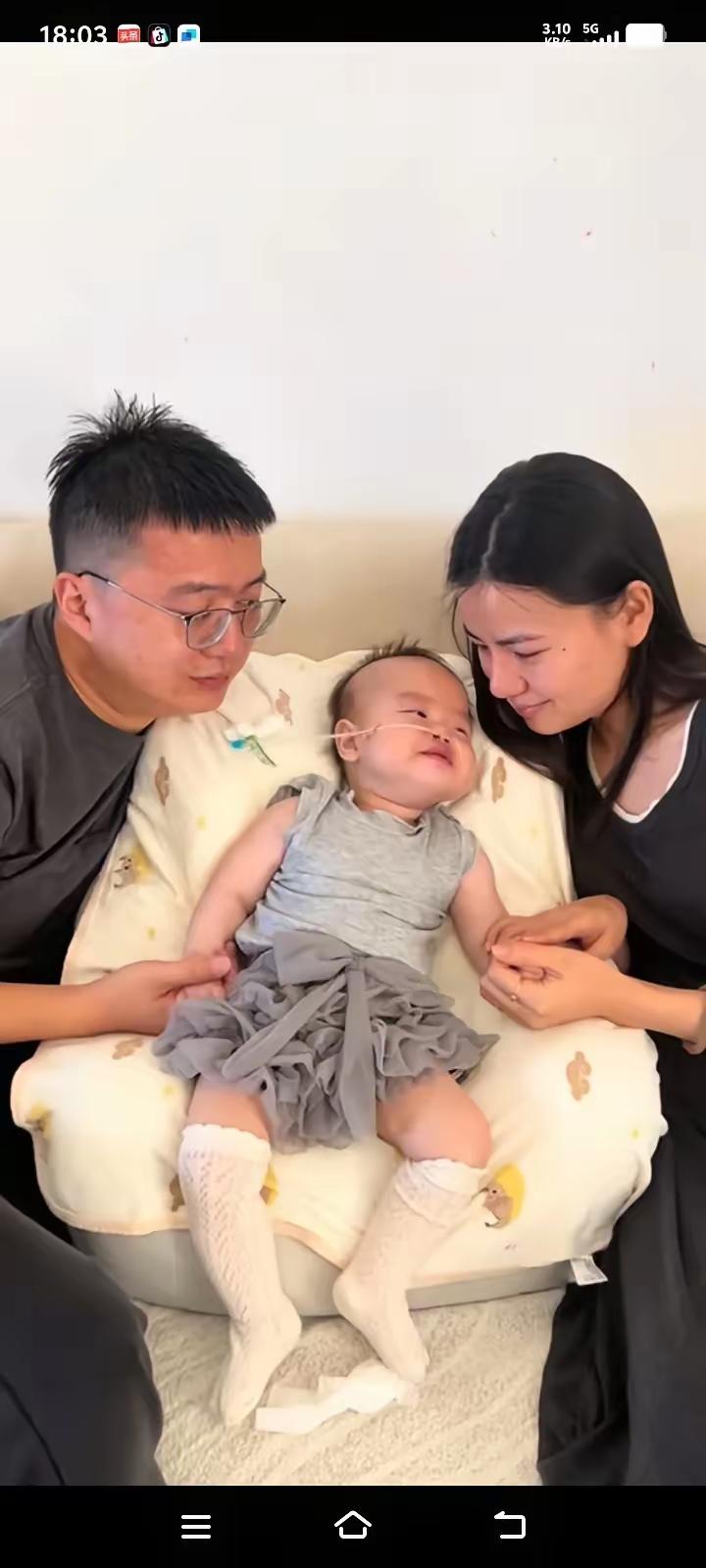 泪奔！一别在无归期，宝宝在临终前几分钟，努力的睁开小眼一直盯看妈妈，想在临走之前