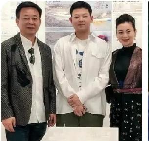 央视主持人朱军全家合影照片。儿子站在父母中间，高大帅气。他遗传