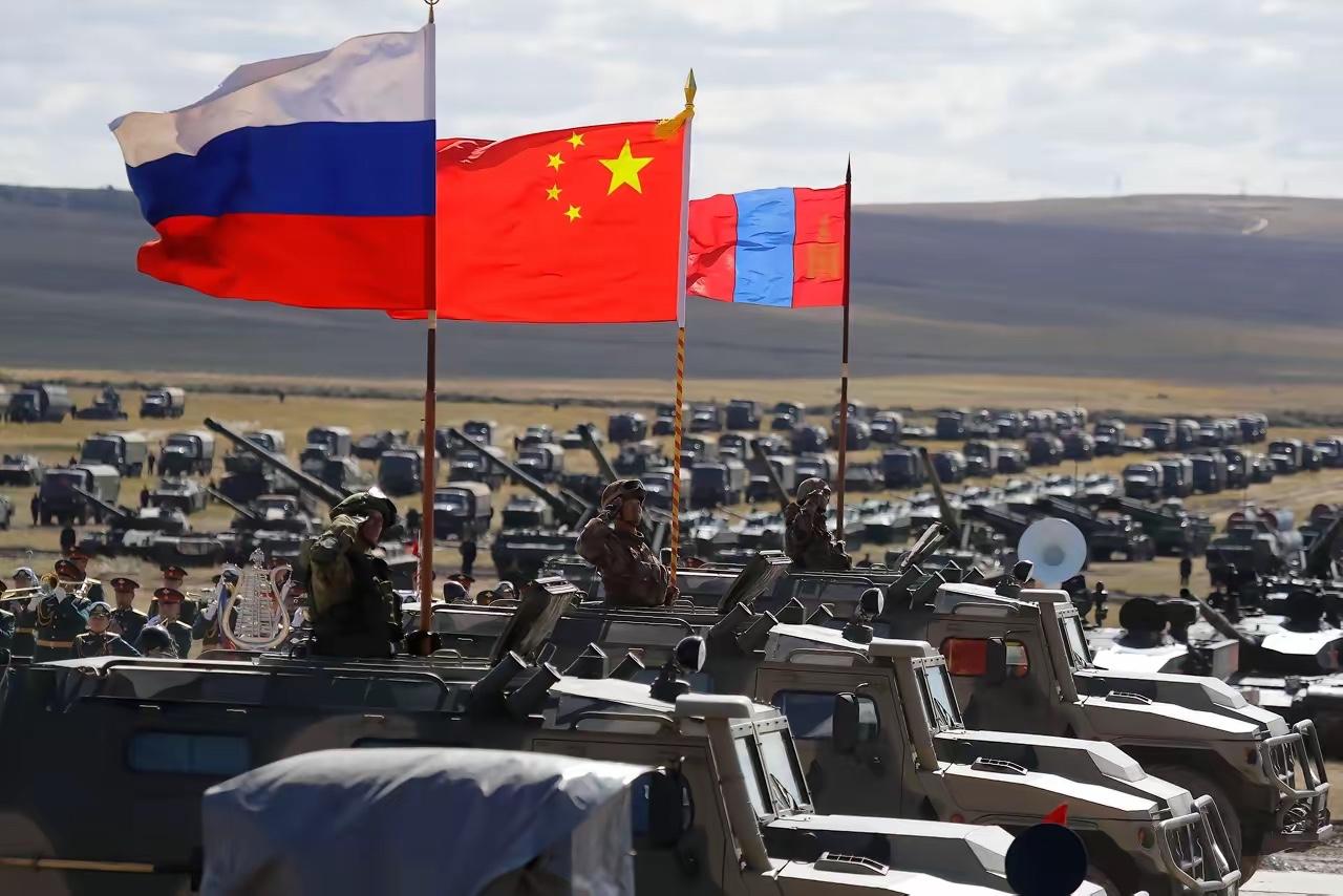 中俄的这一次演习，到底有多重要？实战味道非常浓！8个国家一起上场。中国、俄罗