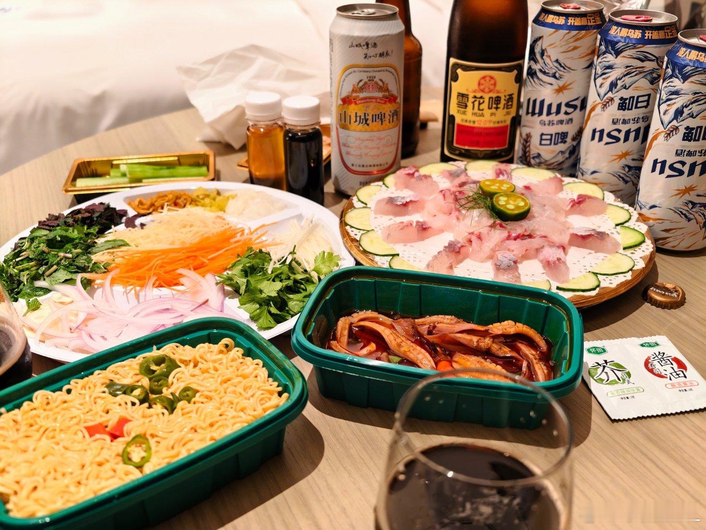 完了。说减肥第一天就被拉着吃宵夜了！