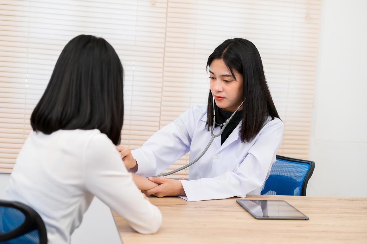 广西梧州，一女子是公职人员，她跟单位领导闹了点矛盾，她身体不适去看医生，领导竟然