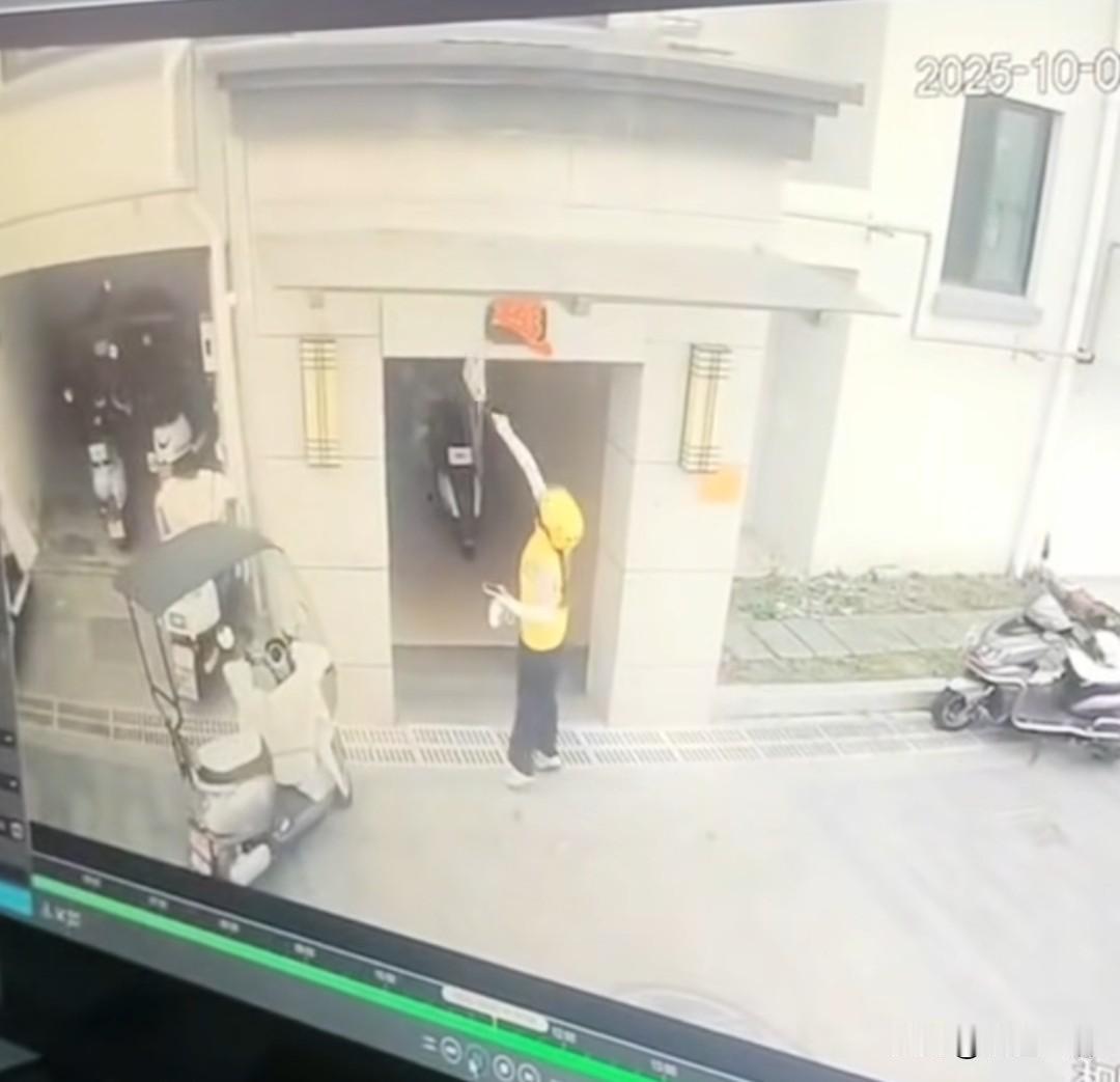 业主吐槽：外卖员把结婚的喜字给撕掉了，我没招你，我也没惹你，我也不认识你，我大喜