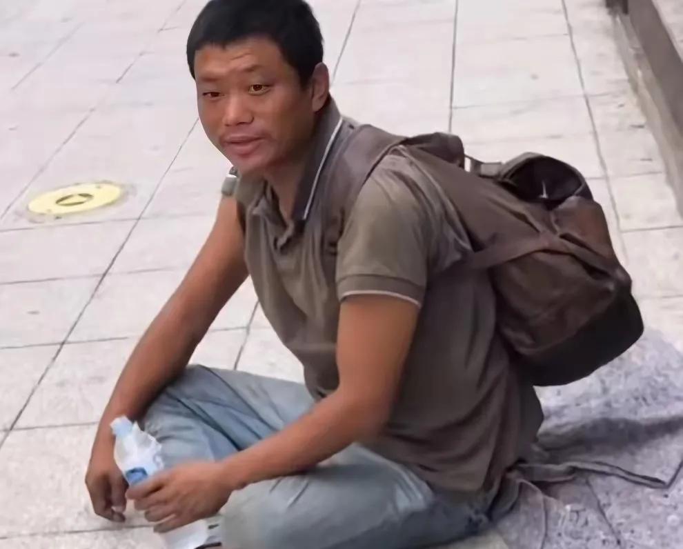 🌛“我不配回中国，没脸见人。”这句话，出自一个蜷缩在巴西圣保罗街头的中