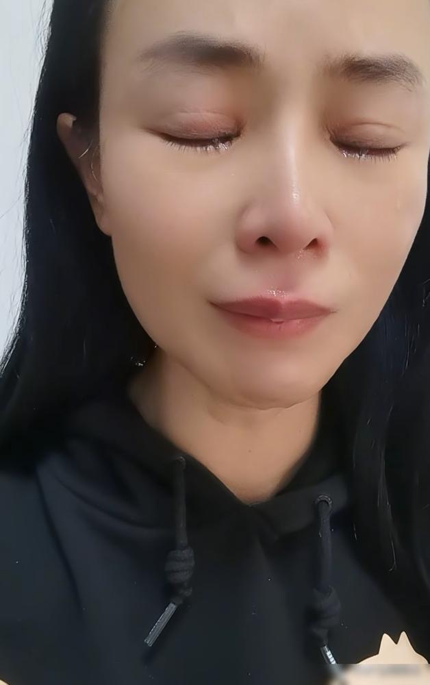 “一姐”把刀架脖子上了，限时李林必须澄清，不然就直播开撕。李林没吱声，只发了个捂