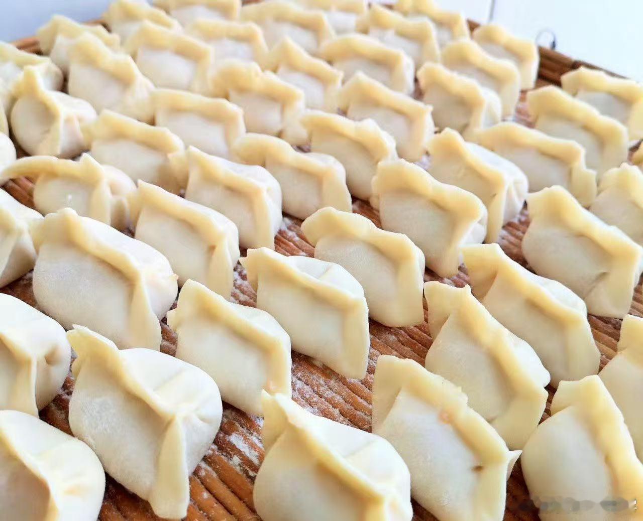 饺子一吃团圆味就有了冬天的幸福是一碗饺子给的天冷的时候就馋一碗热饺子，妈妈包的