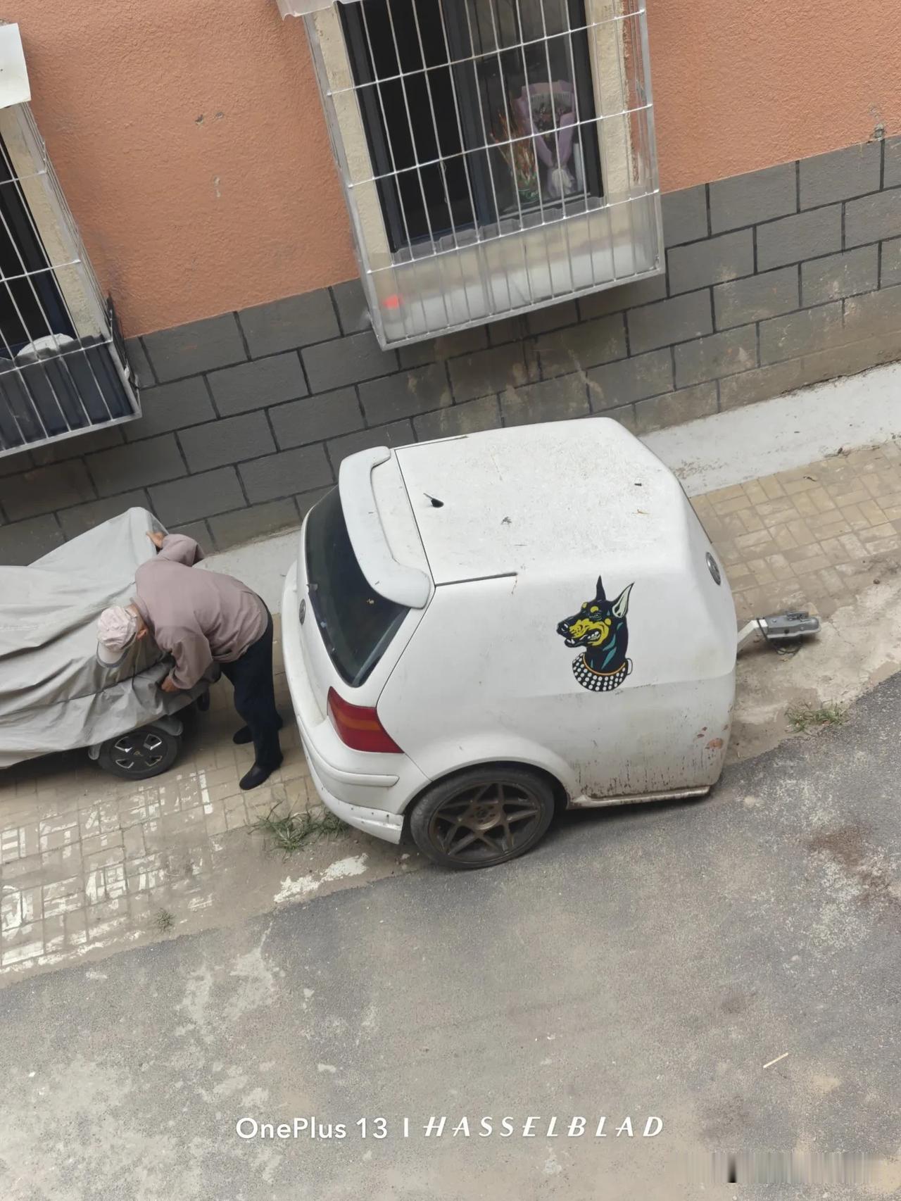 太有才了吧！这个车，怎么只有半个屁股[捂脸哭]