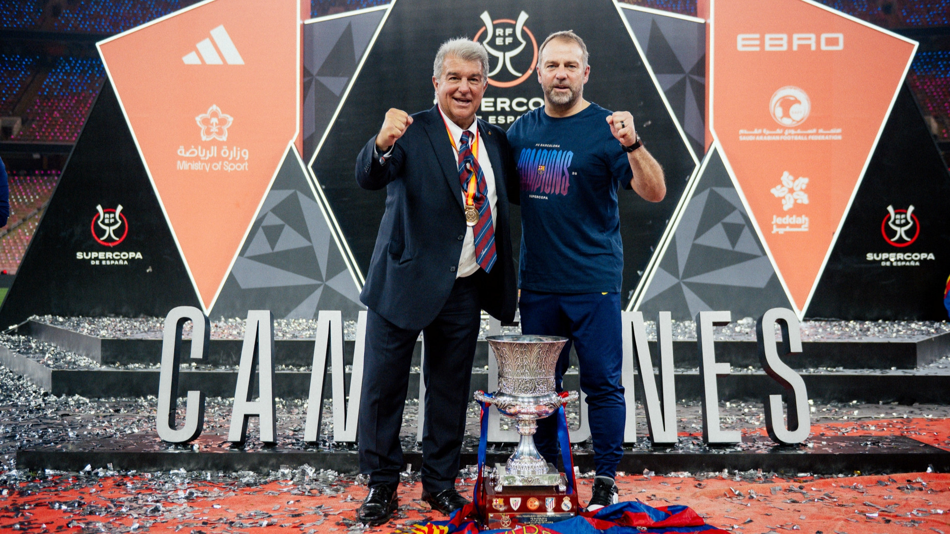 巴萨主帅弗里克率队卫冕西超杯冠军，收获自己执教巴萨的第四座冠军奖杯。截至目前，