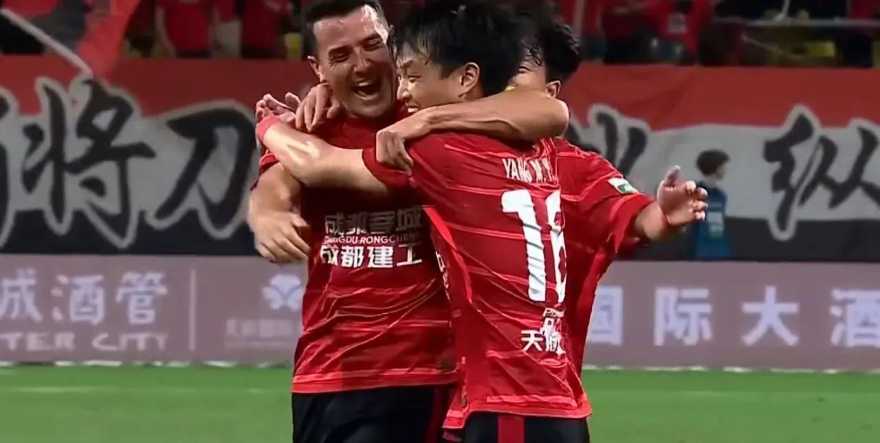 原来杨明洋是入了国籍没改会籍，还是没法代表国足出战，起码今年的最后两场世预赛是参