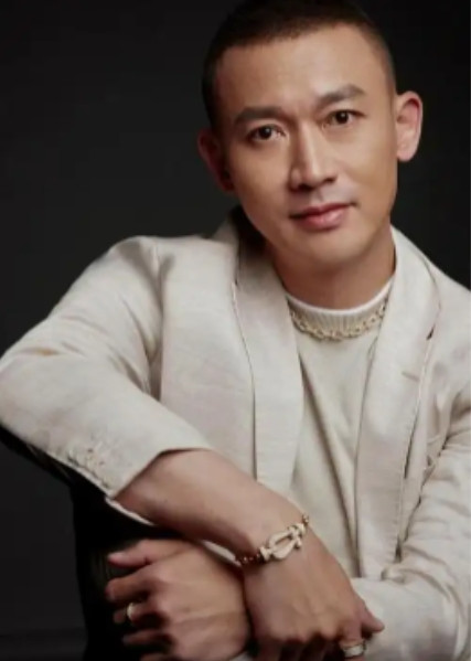 2008年，沈傲君与聂远一起生活6年后，迟迟不见聂远求婚，沈傲君主动出击没想到聂