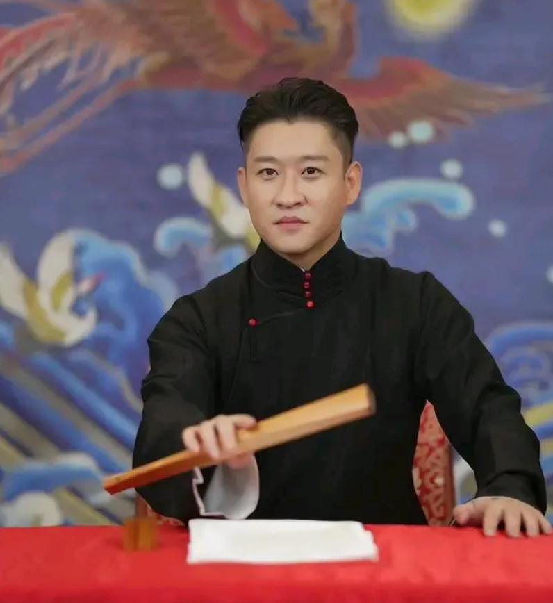有人在直播间里问曹云金：“你离开德云社后悔吗？”曹云金直言不讳的说：“我后悔什