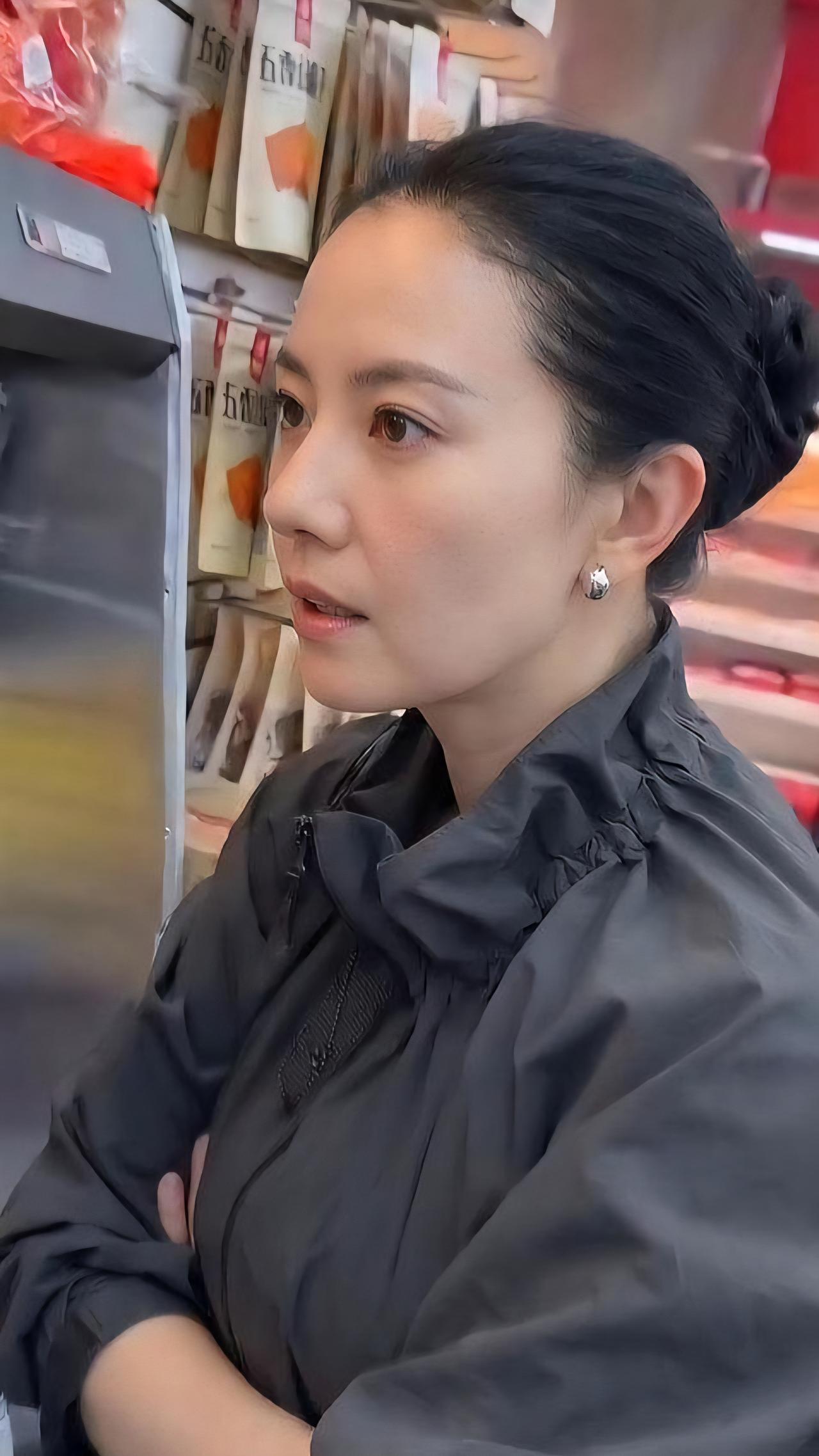 高圆圆素颜逛超市，年近50状态好到离谱！最近在北京的超市买东西的时候迎面走来了