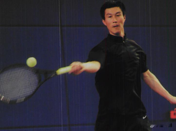 区楚良的网球打得很好已经不是秘密，在体工队长大的他很小就接触上了网球。过人的运动