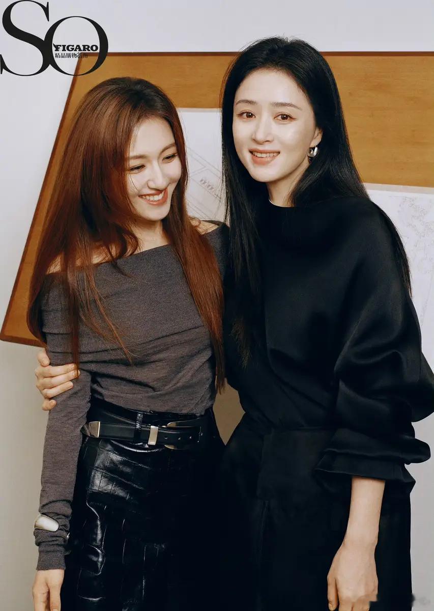 蒋欣李兰迪同框画面养眼两人挽手拥抱温馨有爱10月30日，蒋欣和李兰迪的一组时尚